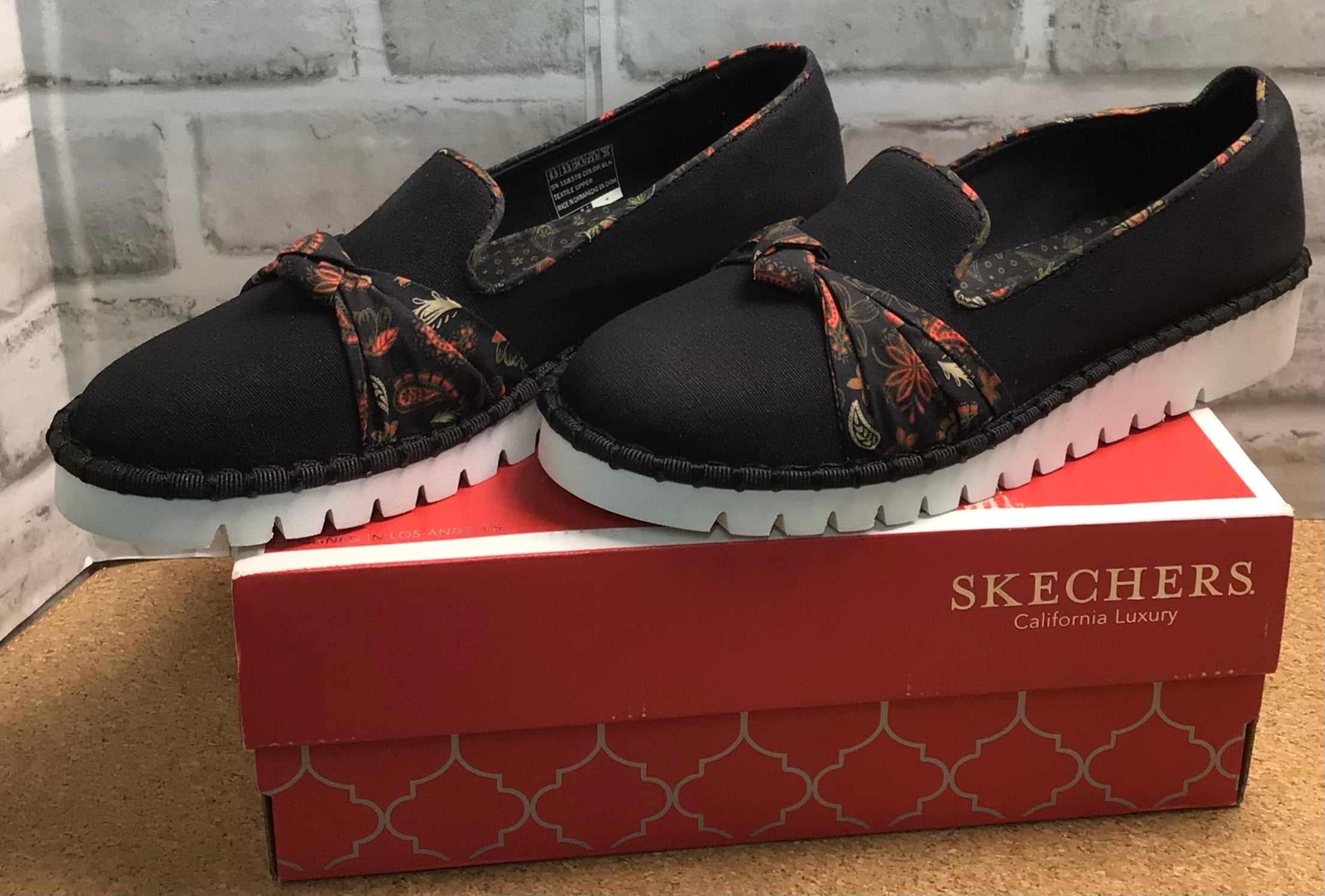 Skechers Women's Macie - Paisley Bloom Loafers**Open Box/New** (7836319908078)